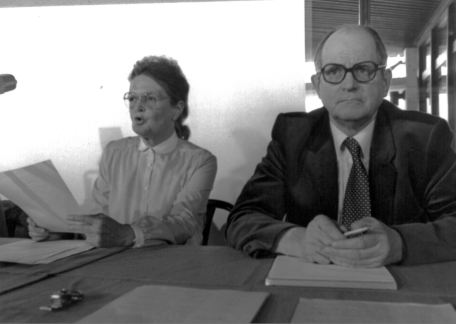 Gertrud Becker hier mit Walbert Strahlmann auf dem Podium